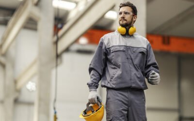 Uniformes Profissionais para Indústria e Logística: Qual a técnica de personalização ideal?